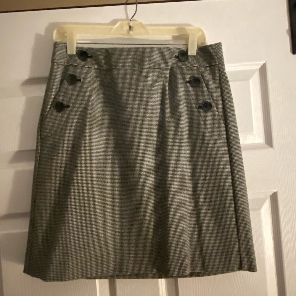 Short black and white woolen skirt